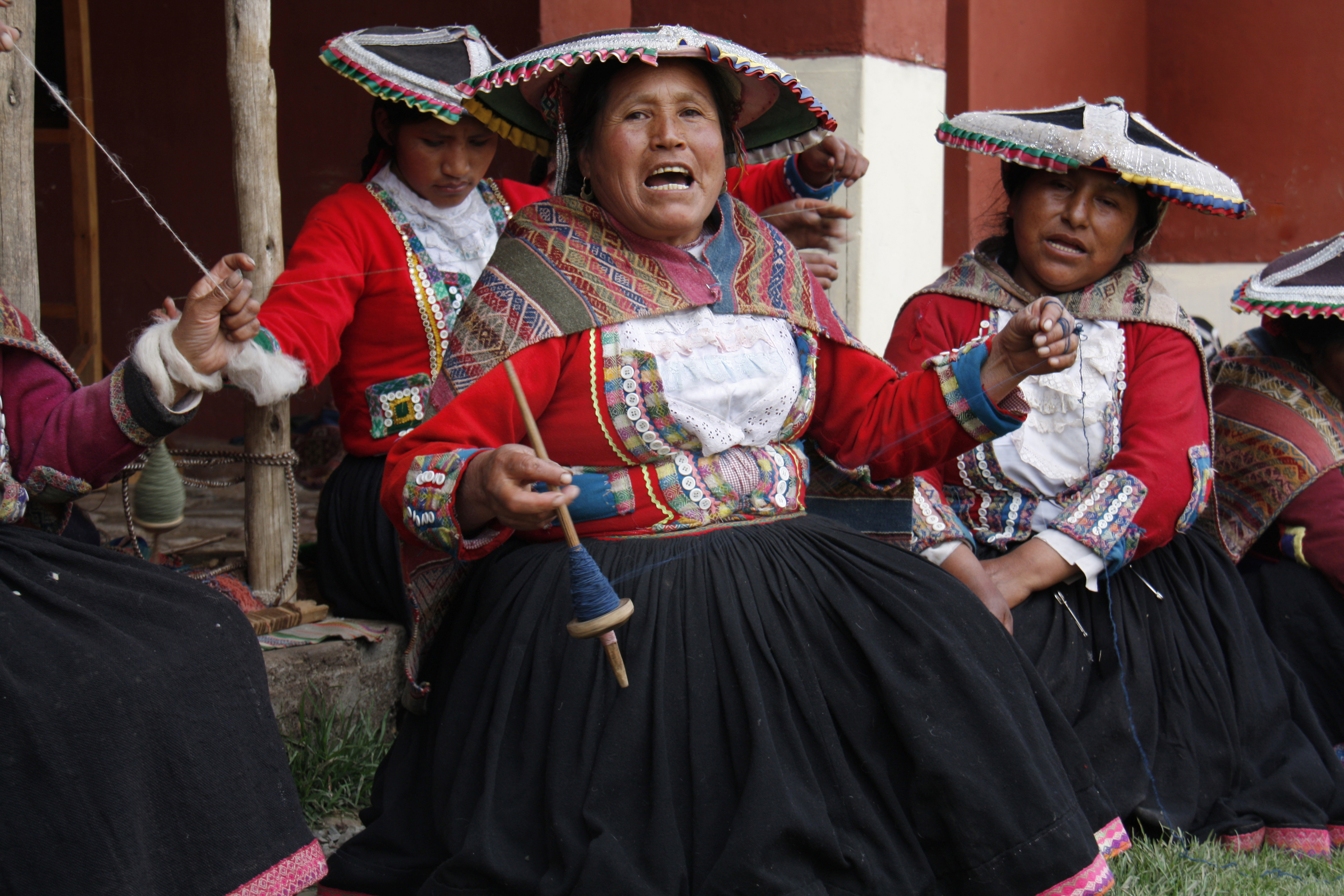 peruvian-grandmothers-singing-and-spinning